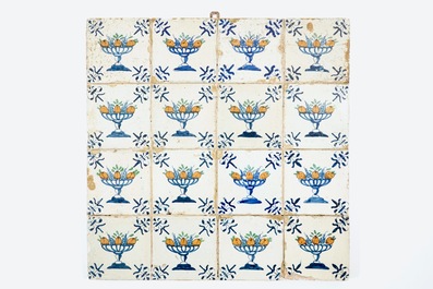Een veld van 16 polychrome Delftse tegels met tazza's met fruit, 17e eeuw